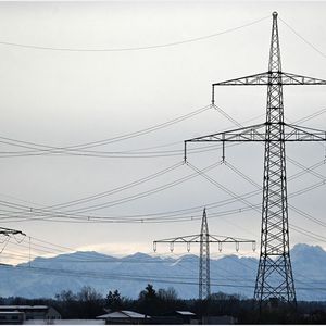 Pylônes électriques dans le sud de la Bavière.
