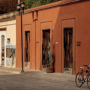 L'hôtel « Otro Oaxaca » dans le centre ancien d'Oaxaca, bel ensemble contemporain, qui s'ouvre sur la place historique de la ville.