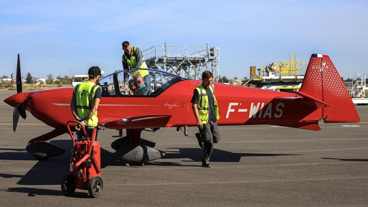 Aura Aero a mis au point son petit avion biplace électrique Integral près de Toulouse