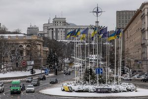 La décision des Vingt-Sept d'ouvrir des négociations d'adhésion avec l'Ukraine a été accueillie par le président Volodymyr Zelensky comme une « victoire ». Ici Kiev le 15 décembre, sous le signe des drapeaux européens.