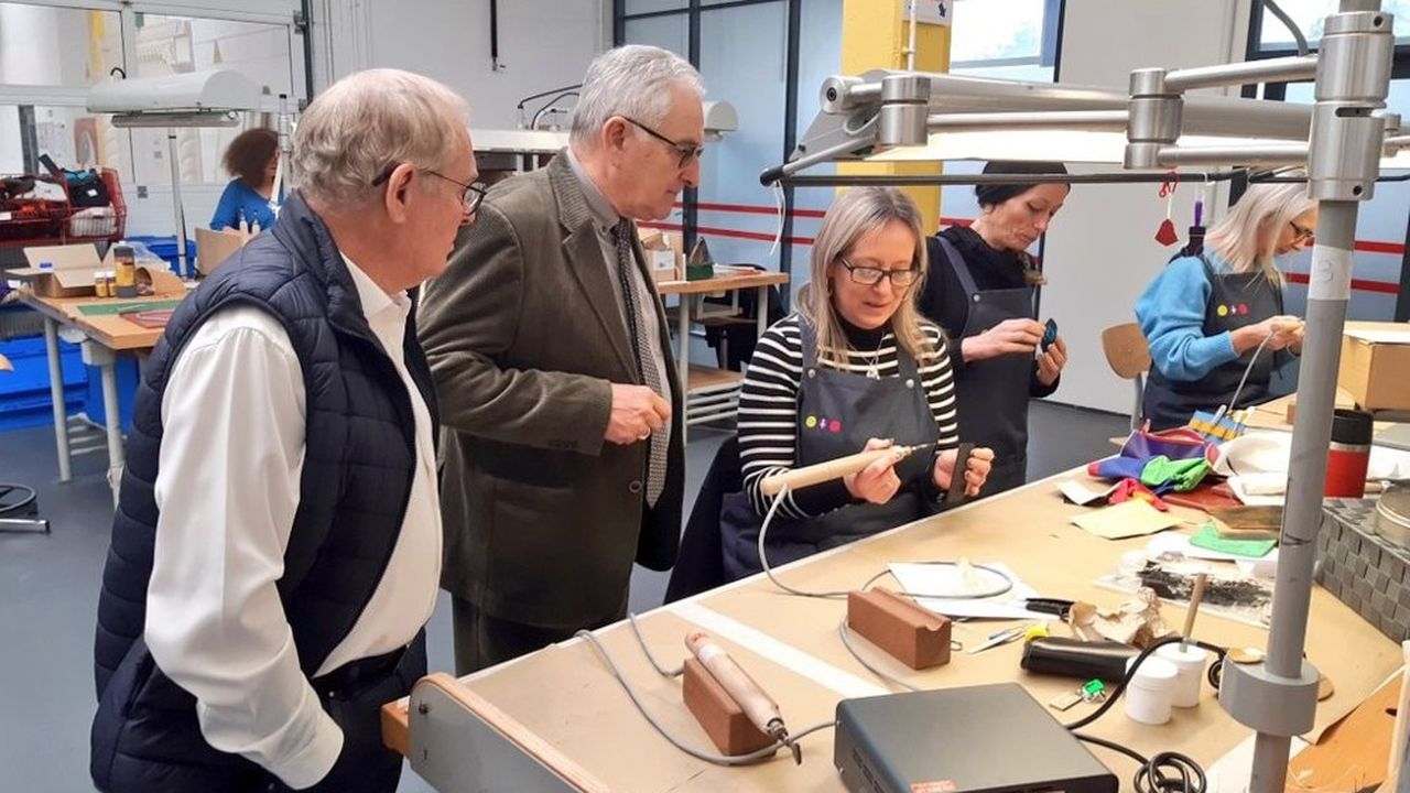 L'atelier de maroquinerie créé par l'association d'insertion Frip'Vie a déjà reçu une première commande test passée par Pays de Montbéliard Agglomération.