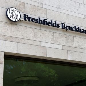 Freshfields Bruckhaus Deringer dédiait tout un service aux Cum-ex à l'époque des faits.