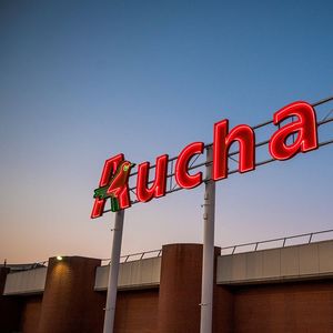 En reprenant des supers et hypermarchés Casino, Auchan participe à la consolidation du marché français de la distribution.