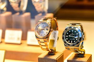 L'Autorité de la concurrence a infligé une amende de 91,6 millions d'euros à la filiale française du fabricant de montres suisse Rolex, qui a interdit à ses distributeurs de vendre ses produits en ligne « pendant plus de dix ans ».