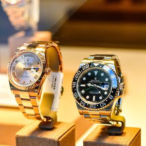 L'Autorité de la concurrence a infligé une amende de 91,6 millions d'euros à la filiale française du fabricant de montres suisse Rolex, qui a interdit à ses distributeurs de vendre ses produits en ligne « pendant plus de dix ans ».