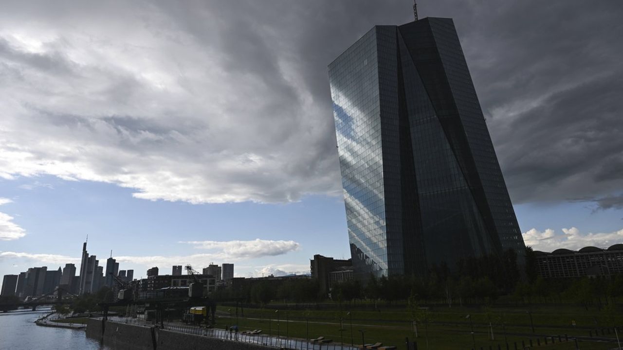 La Banque centrale européenne réduira de moitié ses dernières interventions sur le marché à compter de juillet prochain.