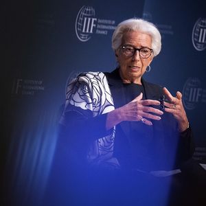 Christine Lagarde, la présidente de la Banque centrale européenne (BCE) qui a bénéficié d'un euro, à 1,10 dollar, calme en 2023, reste vigilante face à l'inflation en 2024.