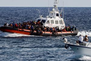 Migrants recueillis par les garde-côtes italiens au large de Lampedusa. Un mécanisme de solidarité est instauré entre les pays européens pour soulager les Etats en première ligne, comme l'Italie, l'Espagne, la Grèce, Malte ou Chypre.