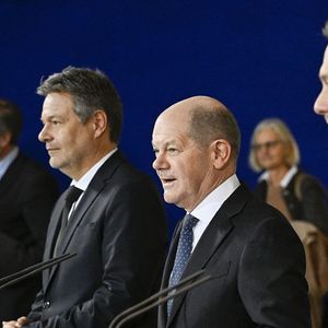 De gauche à droite, le ministre allemand de l'Economie, Robert Habeck, le chancelier allemand, Olaf Scholz et le ministre des Finances, Christian Lindner dévoilent leur accord sur le budget 2024, le 13 décembre dernier.