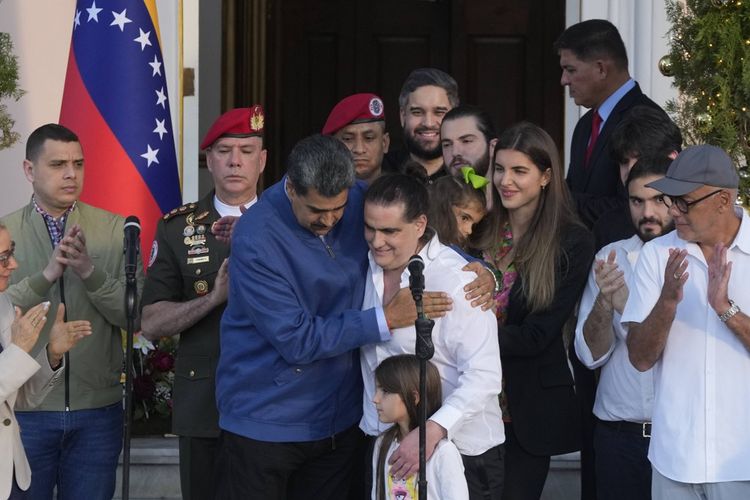 Le président vénézuélien Nicolas Maduro embrasse Alex Saab après l'arrivée de ce dernier au palais présidentiel de Miraflores à Caracas, mercredi 20 décembre 2023.