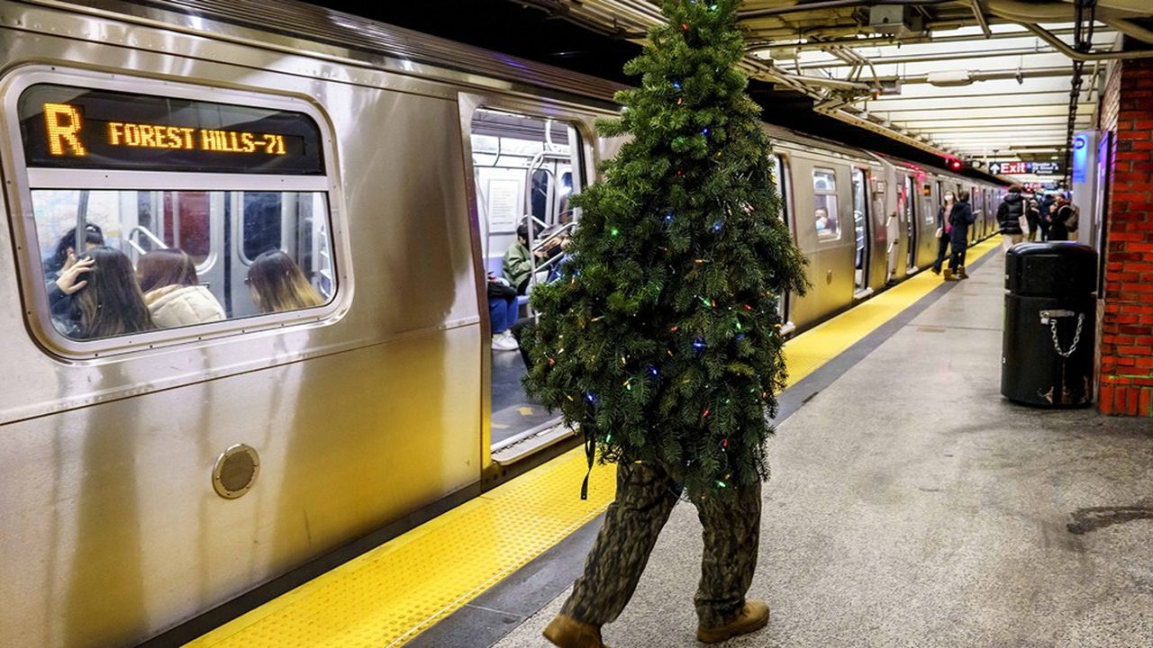 New York, le 1er décembre 2021, Thomas Liberto, un artiste de rue, se rend à l'illumination de l'arbre de Noël du Rockefeller Center, déguisé en Mister Christmas Tree.