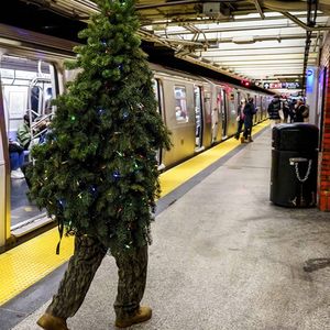 New York, le 1er décembre 2021, Thomas Liberto, un artiste de rue, se rend à l'illumination de l'arbre de Noël du Rockefeller Center, déguisé en Mister Christmas Tree.