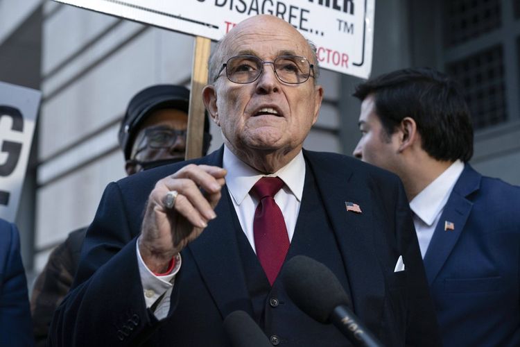 L'ancien maire de New York Rudy Giuliani lors d'une conférence de presse à l'extérieur du palais de justice fédéral à Washington, le 15 décembre 2023.