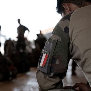 Des soldats du 2e régiment étranger de parachutistes, dans la base de Niamey, se préparent pour une mission, le 14 mai 2023.