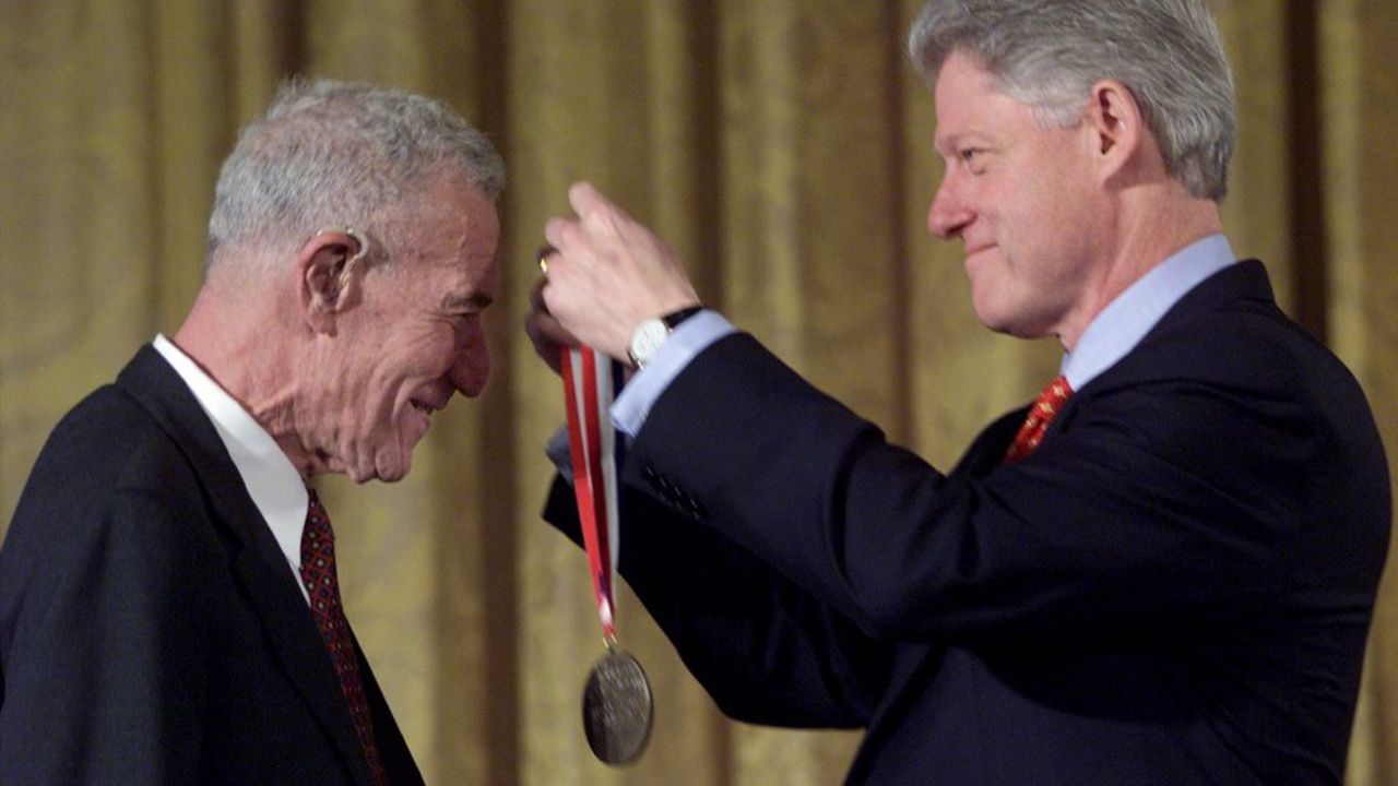 Le président Bill Clinton remet la National Medal of Sciences à Robert Solow en 2000.