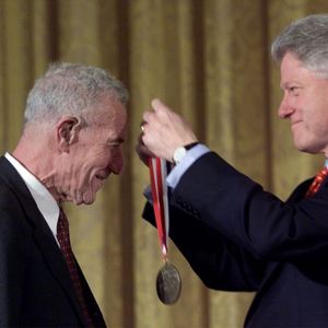 Le président Bill Clinton remet la National Medal of Sciences à Robert Solow en 2000.
