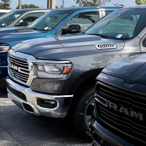 Le fabricant américain de moteurs Cummins est accusé d'avoir installé des équipements pour tromper les contrôles d'émissions de gaz d'échappement de centaines de milliers de véhicules de la marque Ram (Stellantis).