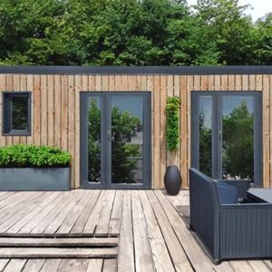 Conçues en ossature bois, les résidences Kossu accueilleront deux studios jumeaux de 20 m2 pour les salariés en attente d'un logement pérenne.