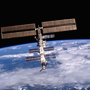 La Station spatiale internationale est habitée sans interruption depuis plus de 23 ans, depuis l'expédition 1 qui s'est amarrée le 2 novembre 2000, alors qu'elle n'était composée que de trois modules. Le laboratoire orbital a atteint la taille d'un terrain de football et a accueilli des astronautes de plus de 20 pays.