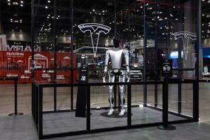 « Il y a un nouveau robot en ville », clame Tesla.