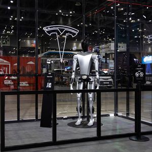 « Il y a un nouveau robot en ville », clame Tesla.