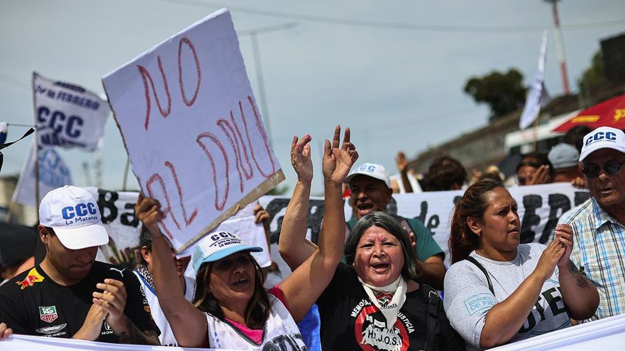 Des manifestants réclament la suspension des décrets et projets de loi déposés par le président argentin libertarien Javier Milei deux semaines après son élection.