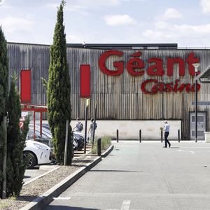 La vente des derniers supermarchés et hypermarchés Casino a lancé la restructuration du secteur de la grande distribution en France.