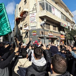 Manifestation à Ramallah en Cisjordanie, le 29 décembre. Les fonds gelés proviennent des droits de douane et autres taxes qu'Israël prélève sur les importations et les exportations palestiniennes, et qui sont censés être ensuite remboursés à l'Autorité palestinienne.
