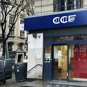 Ces derniers jours, les agences HSBC (ici, dans le 18e arrondissement de Paris) étaient en train d'être rhabillées aux couleurs du CCF.