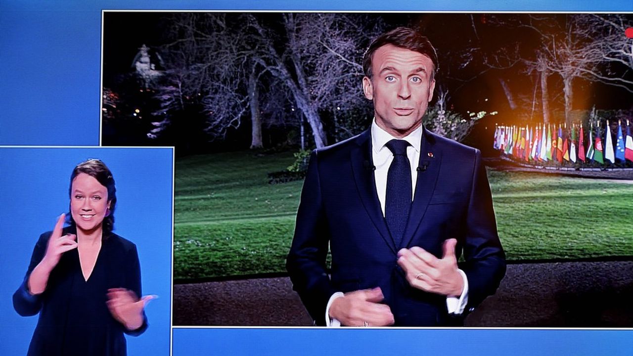 Emmanuel Macron a présenté ses voeux aux Français depuis le jardin de l'Elysée, devant les drapeaux des nations olympiques en vue des JO de Paris.