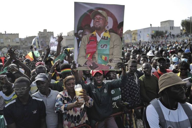 Des partisans du leader de l'opposition sénégalaise Ousmane Sonko dans les rues de Dakar en mars 2023.
