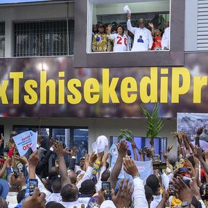 Le président sortant, Félix Tshisekedi, salue ses supporters depuis son QG de campagne après l'annonce de sa victoire par le commission électorale.