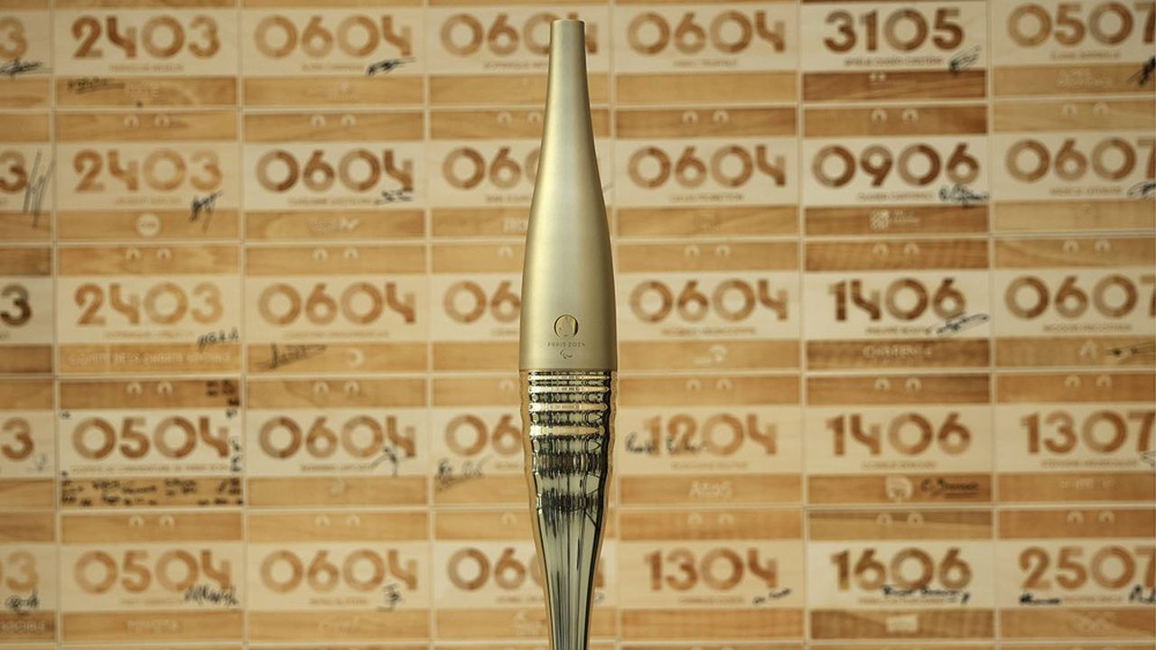 Les 10.000 porteurs retenus pour les JO (ils sont 1.000 pour les Jeux paralympiques, pour un périple de quatre jours) se transmettront une torche de 70 cm de haut, pour un poids 1,5 kg d'acier.