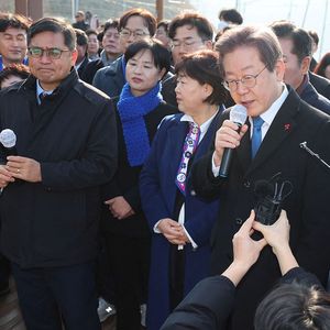 Lee Jae-myung, le leader de l'opposition sud-coréenne, a été attaqué au couteau, ce mardi, près de Busan.