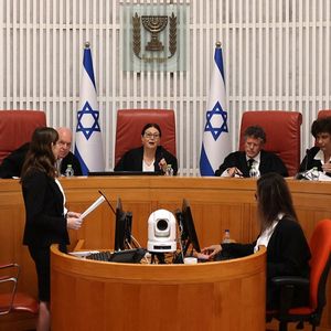 La présidente de la Cour suprême israélienne, Esther Hayut, au centre.
