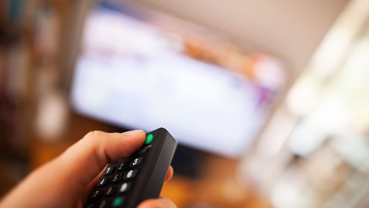 En 2023, la durée d'écoute quotidienne de la télévision a atteint 3 h 19 chez les 4 ans et plus, selon Médiamétrie, soit 7 minutes de moins qu'en 2022.