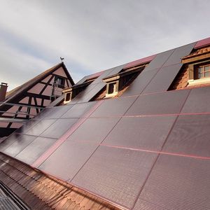 Voltec Solar a choisi la couleur « rouge sombre profond » en collaboration avec les architectes des Bâtiments de France.