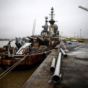 La frégate lance-missiles Suffren amarrée à Bassens, le long d'un quai du Grand port maritime de Bordeaux, a été retirée du service en 2001 et désarmée en 2007.