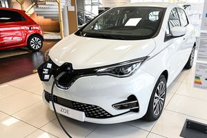 La liste des véhicules éligibles au bonus écologique a été réduite à 56 modèles, dont la Zoé de Renault, depuis le 15 décembre dernier.