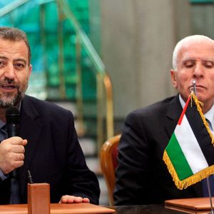 Le numéro deux du bureau politique du Hamas Saleh al-Arouri, tué mardi à Beyrouth, aux côtés du dirigent du Fatah Azzam Ahmad en 2017 au Caire.