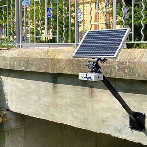 Alimentée par un panneau solaire, cette microstation de 10 centimètres sur 20 contient un lidar qui mesure la hauteur de l'eau et une caméra qui en capte la vitesse et la turbidité.