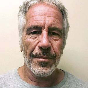 Jeffrey Epstein était accusé d'avoir agressé sexuellement et violé des jeunes filles, mais son suicide par pendaison en prison à New York en août 2019 a éteint l'action publique à son encontre.