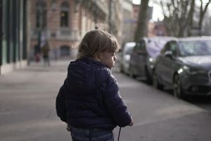 En France, les jeunes enfants des ménages les plus modestes comme les plus riches sont particulièrement exposés à la pollution atmosphérique.