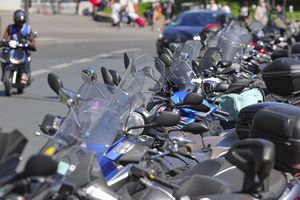 Le ministre des Transports, Clément Beaune, a promis aux motards en colère une prime à la conversion de 6.000 euros pour faire passer la mise en place cette année du très impopulaire contrôle technique pour les deux roues.