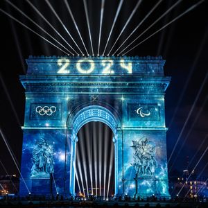 L'Arc de Triomphe, le 31 décembre 2023, illuminé des anneaux des JO pour les célébrations du nouvel an.