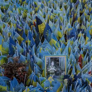 Un mémorial improvisé, dans un jardin près de la place de l'indépendance à Kiev, en novembre. Chaque drapeau représente un soldat mort pour l'Ukraine dans la guerre qui l'oppose à la Russie depuis février 2022.