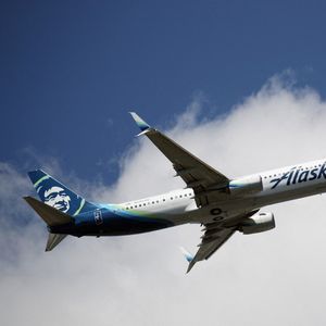Le 737 MAX 9 d'Alaska Airlines avait été certifié en octobre, selon le registre de la FAA disponible en ligne.