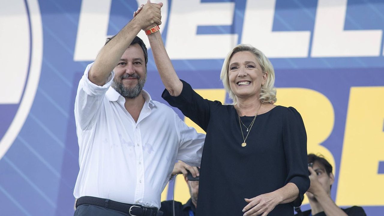Matteo Salvini, leader de la Ligue italienne, avec Marine Le Pen le 17 septembre. Les deux groupes de la droite radicale au Parlement de Strasbourg pourraient obtenir entre 80 et 90 sièges chacun à l'issue des européennes de juin.