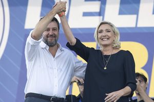 Matteo Salvini, leader de la Ligue italienne, avec Marine Le Pen le 17 septembre. Les deux groupes de la droite radicale au Parlement de Strasbourg pourraient obtenir entre 80 et 90 sièges chacun à l'issue des européennes de juin.