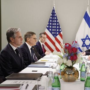 Antony Blinken (à gauche), mardi lors de son entretien avec son homologue israélien, Israël Katz (en face).